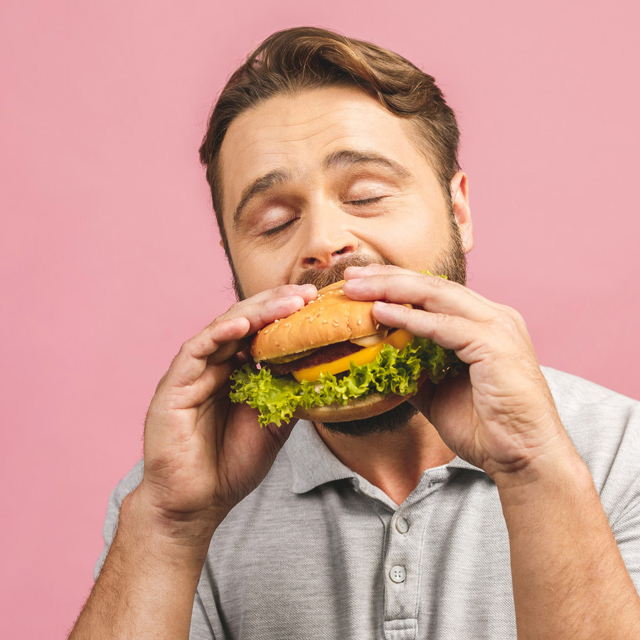 Scienziati scoprono il motivo del mangiare eccessivo negli uomini (ovviamente, le donne sono a causa!)