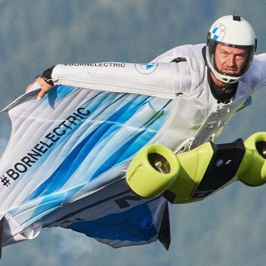 Wingsuit Électrique de BMW : Le Pilote Vole à des Vitesses Supérieures à 300 km/h