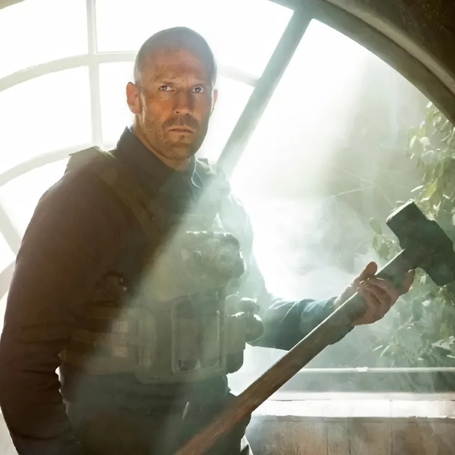 Jason Statham with a Sledgehammer in the Trailer for the Action Blockbuster "Master"