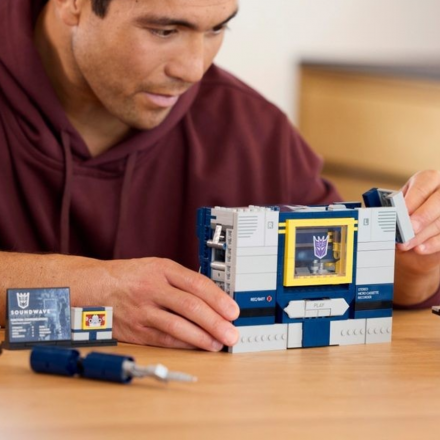 Lego Саундвейв — культовый десептикон, который говорит и играет музыку. Для настоящих фанатов «Трансформеров» и не только