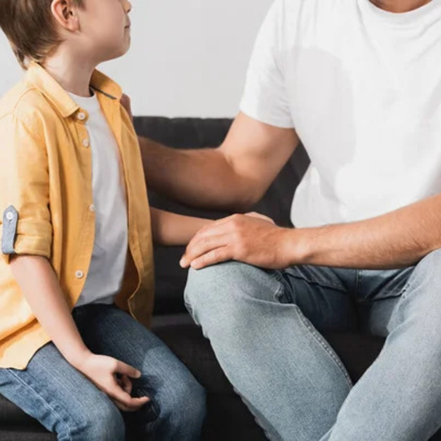 Comment élever un fils pour qu’il ne devienne pas un « red flag » : l’école de la vie masculine