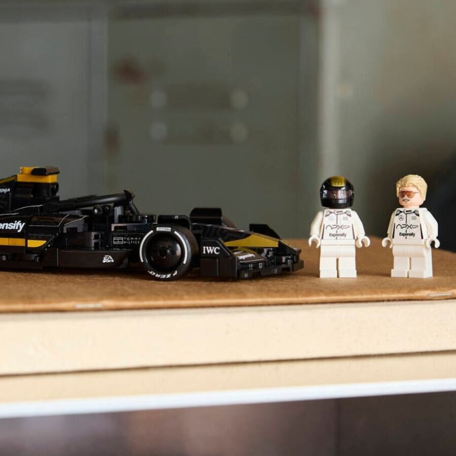 LEGO мчить на гоночну трасу: APXGP Team Race Car з «F1 The Movie»