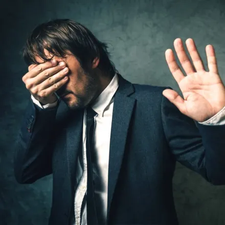 Culpabilité de ne rien faire : pourquoi les hommes se sentent brisés simplement en existant