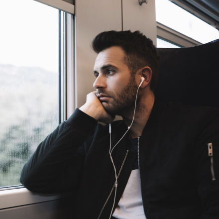 Depresión con sonrisa: cuando el hombre fuerte se derrumba por dentro
