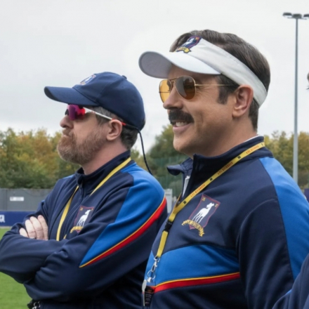 „Ted Lasso“ kehrt zurück: Freundlichkeit steht wieder auf dem Spielfeld — und die Einsätze sind höher denn je