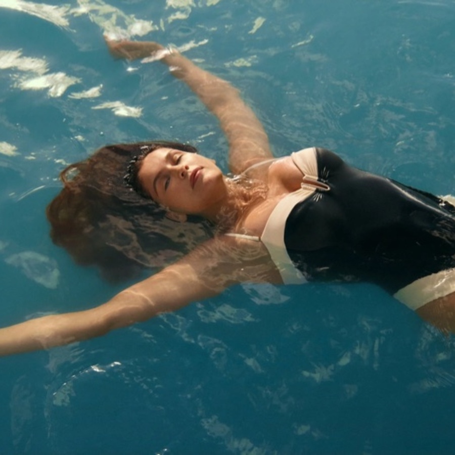 Літо без фільтрів: як Laetitia Casta і Calzedonia переосмислюють жіночу впевненість