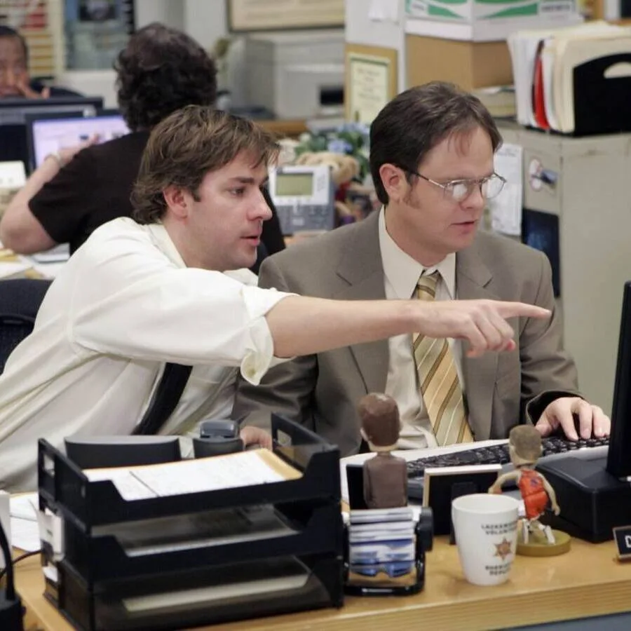How to Ask Colleagues for Help Without Looking Weak: Rules That Work in Any Office