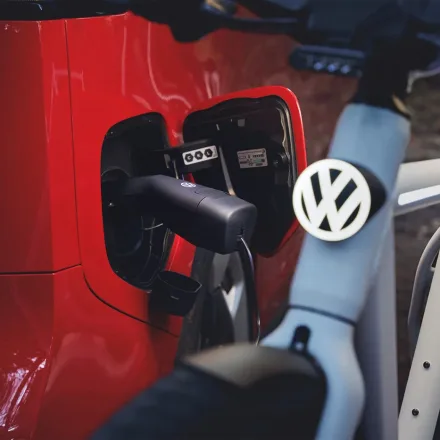 Volkswagen crea la bicicleta eléctrica del futuro: ahora los sistemas de seguridad de los automóviles llegan también a las dos ruedas