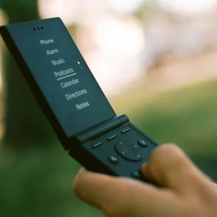 Zurück in die Zukunft: Warum das Tastenhandy Light Flip zum stilvollsten Gadget für Männer geworden ist, die genug von Smartphones haben