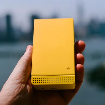 Zurück in die Zukunft: Warum das Tastenhandy Light Flip zum stilvollsten Gadget für Männer geworden ist, die genug von Smartphones haben