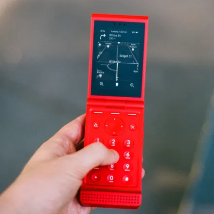 Zurück in die Zukunft: Warum das Tastenhandy Light Flip zum stilvollsten Gadget für Männer geworden ist, die genug von Smartphones haben