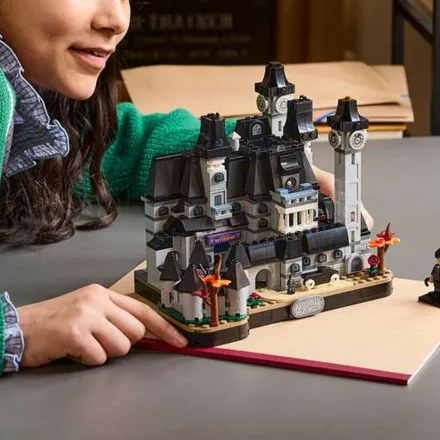 LEGO Brings Nevermore Academy to Life: 890 Pieces, Gothic Atmosphere and Wednesday's First Minifigure