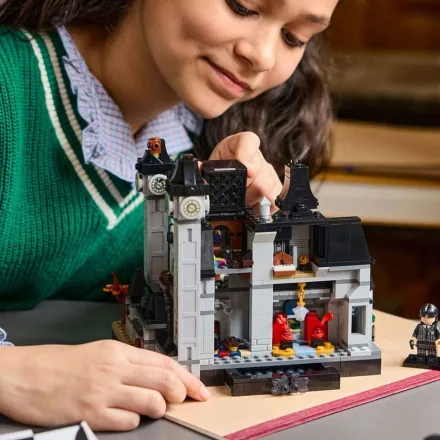 LEGO Brings Nevermore Academy to Life: 890 Pieces, Gothic Atmosphere and Wednesday's First Minifigure