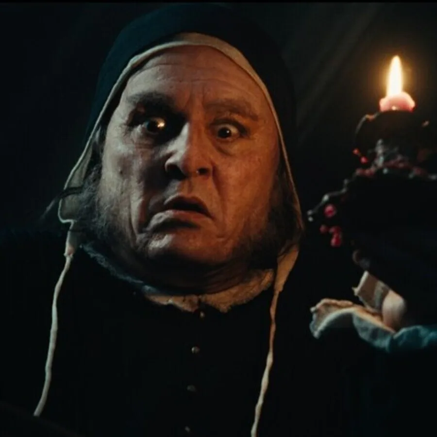 Johnny Depp se ha convertido en una pesadilla: ya está aquí el tráiler del oscuro «Scrooge»