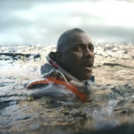 Idris Elba contro il terrore degli abissi: il trailer di Above the Below trasforma la lotta per la sopravvivenza in un vero incubo